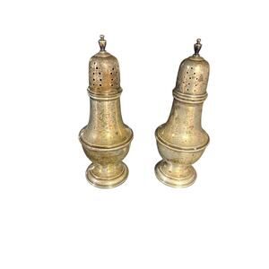 Set of 2, vintage salt & pepper shakers.
